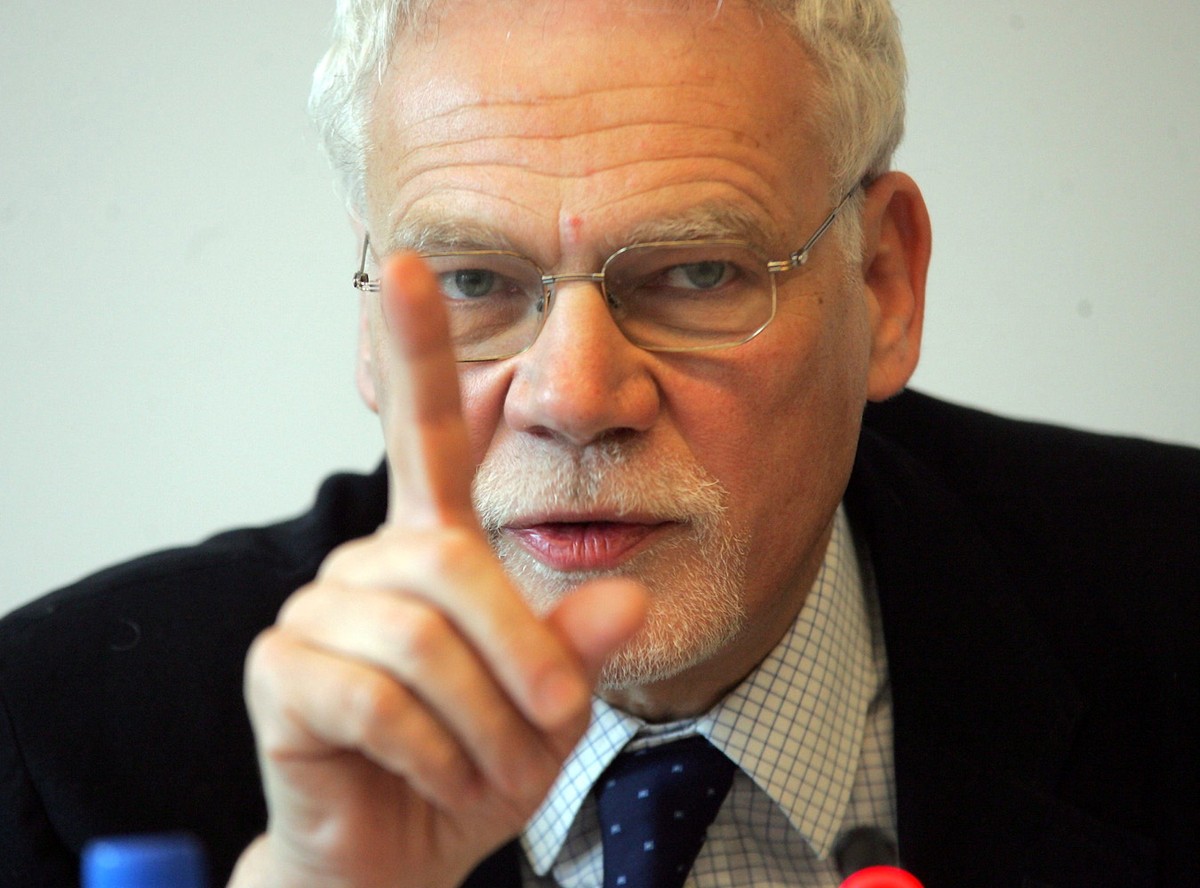 Pozew o naruszenie dóbr osobistych prof. Marek Safjan złożył przeciwko „Gazecie Polskiej” po tym, jak na jej łamach ukazał się artykuł pt. „Wydał wyrok na Polskę”.
