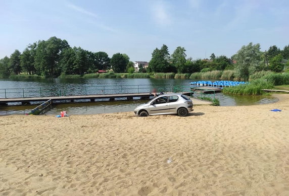 Zakopany peugeot na plaży w Kłodawie fot. czytelnik