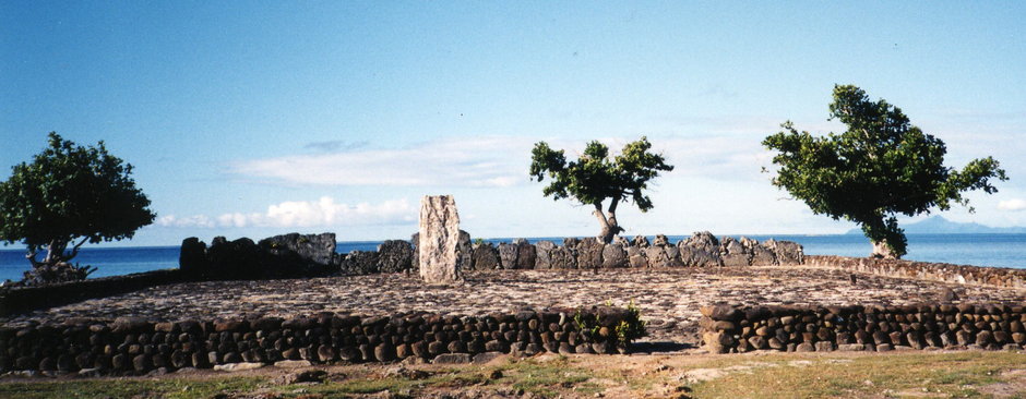 Widok na marae w kompleksie archeologicznym Taputapuatea