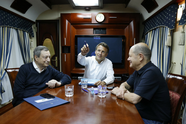 Prezydent Francji Emmanuel Macron (w środku), kanclerz Niemiec Olaf Scholz (po prawej) i premier Włoch Mario Draghi (po lewej) w pociągu do Kijowa po wyjeździe z Polski, 16 czerwca 2022 r.