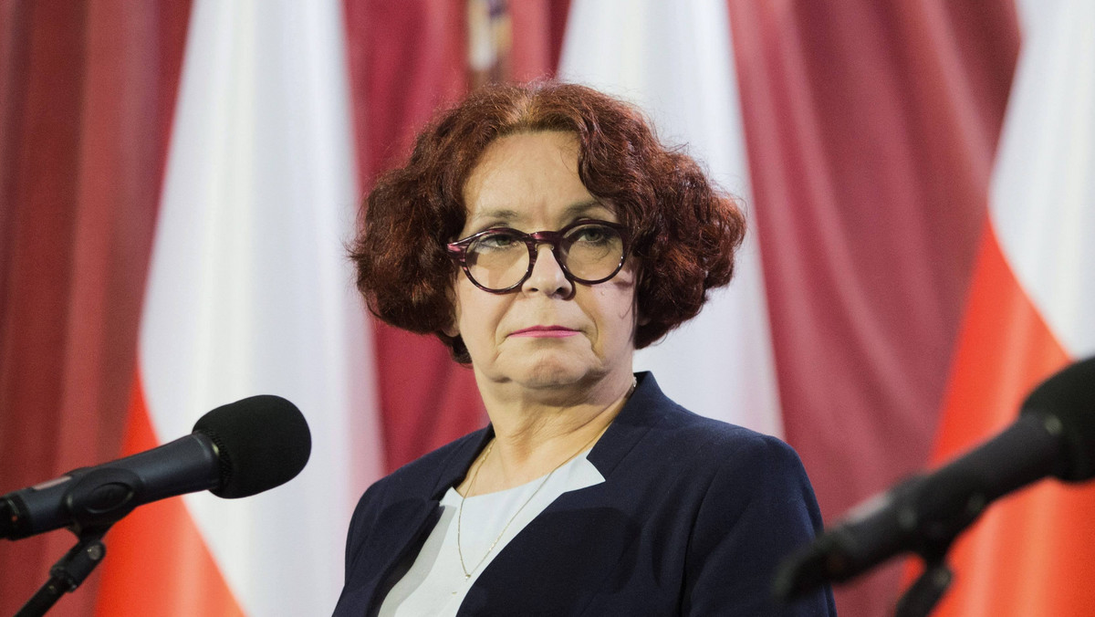 Elżbieta Kruk dostała się do PE z pierwszego miejsca na liście PiS w okręgu lubelskim. Radczyni prawna Rady Mediów Narodowych i Biuro Analiz Sejmowych nie widzą przeciwwskazań, by Kruk nadal zasiadała w Radzie. Szef RMN Krzysztof Czabański mówi, że ma nadzieję, że zostanie, ale decyzja należy do niej - podaje portal Wirtualnemedia.pl.