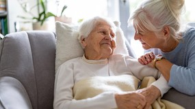 ZUS wypłaca pieniądze na opiekę nad chorym rodzicem. kilka osób o tym wie