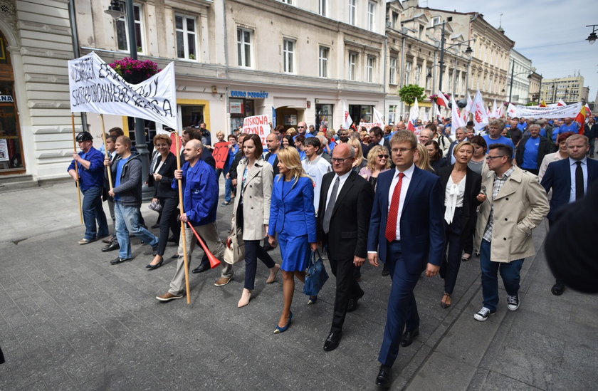 Pracownicy Wojskowych Zakładów Lotniczych manifestowali poparcie dla inwestycji Airbusa w Łodzi