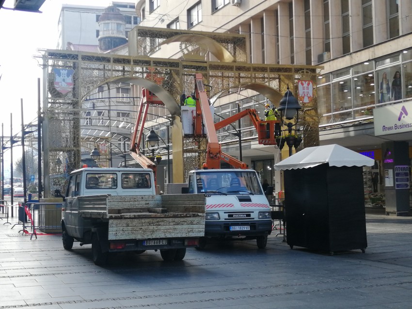 Skidanje kapije u toku