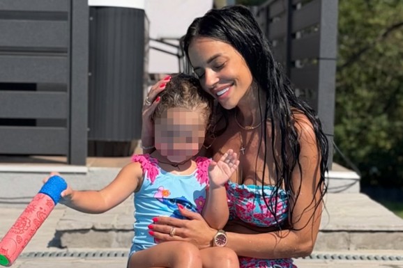 BIVŠA VODITELJKA RODILA RIJALITI ZAVODNIKU ĆERKE Vatrena crnka pokazala kako uživa pored bazena sa naslednicom: Porodična idila raznežila sve