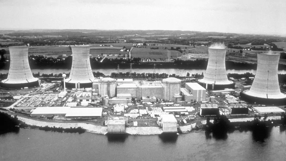 Archiwalne zdjęcie elektrowni jądrowej Three Mile Island z zasobów CDC — agencji rządu federalnego USA.
