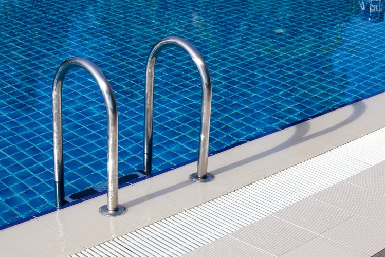 Z zespołu udogodnień należących do kategorii odnowy biologicznej: basenu kąpielowego, sauny, siłowni, solarium, masaży i innych luksusowy hotel musi oferować przynajmniej dwa.