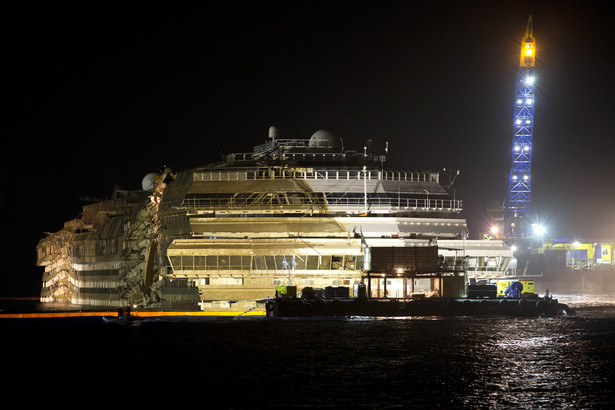 Operacja zakończona sukcesem! Costa Concordia podniesiona. ZDJĘCIA i WIDEO