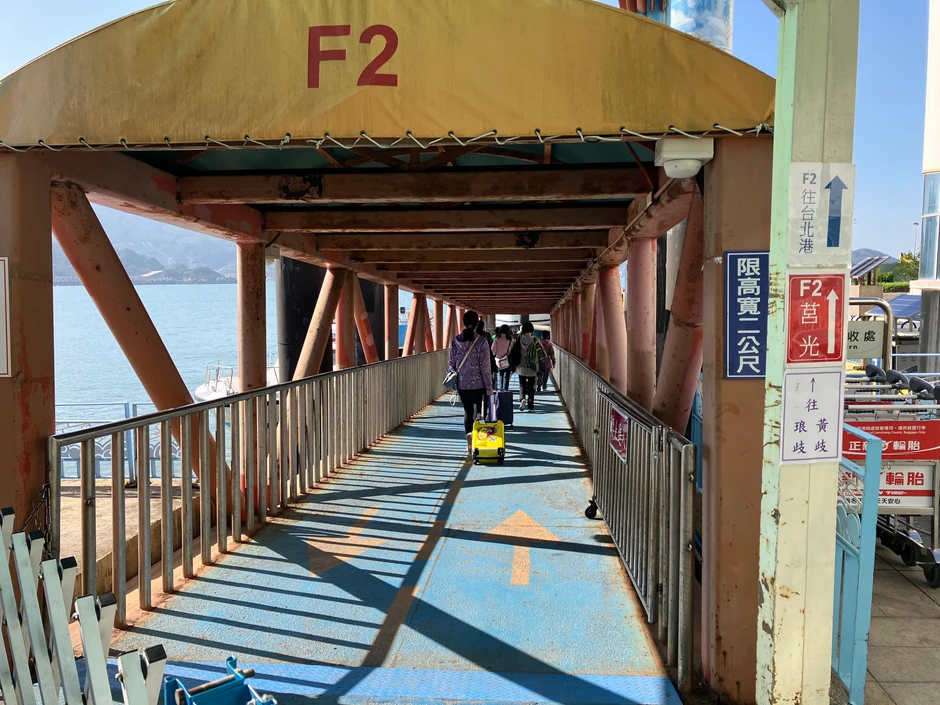 Putnici se ukrcavaju na trajekt