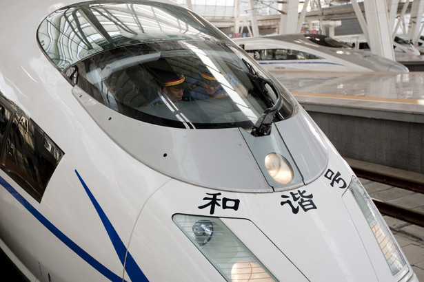 Chińskie szybkie pociągi CRH relacji Szanghaj-Pekin - pociąg stoi na stacji w Pekinie