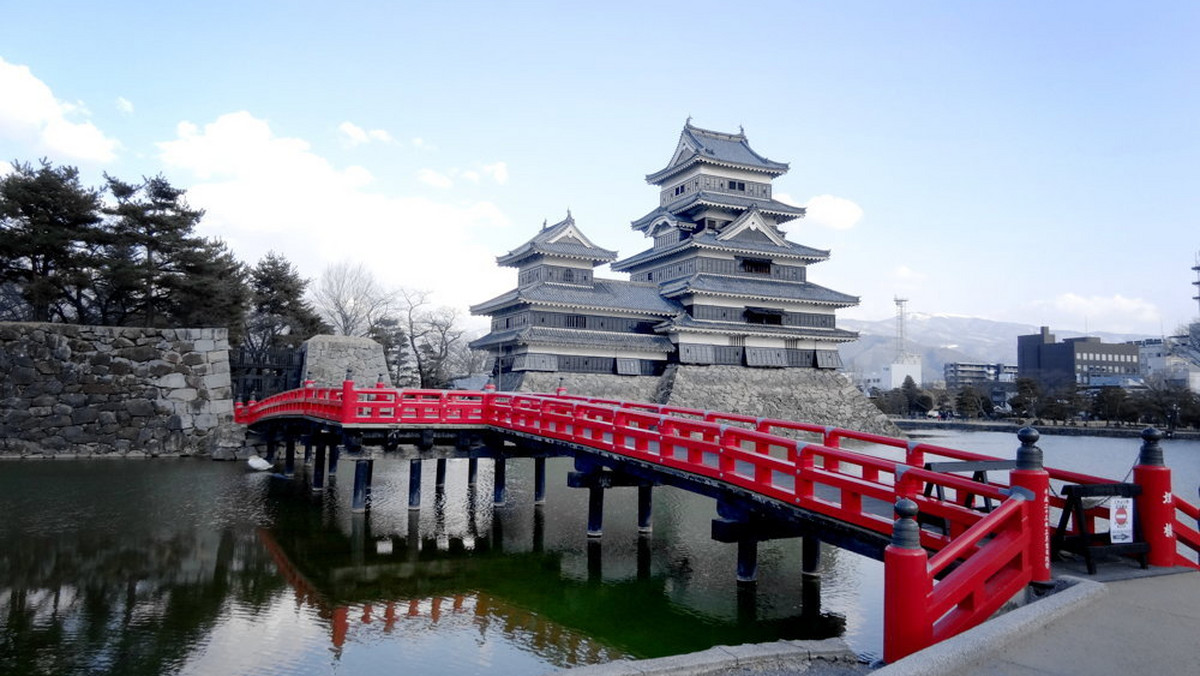 Charakterystyczny zamek z czerwonym mostkiem zdobi japońskie pocztówki, ale na żywo wygląda równie pięknie! Zamek Matsumoto to najstarsza tego typu budowla w Japonii, a dodatkowego uroku dodaje mu bajkowe otoczenie.