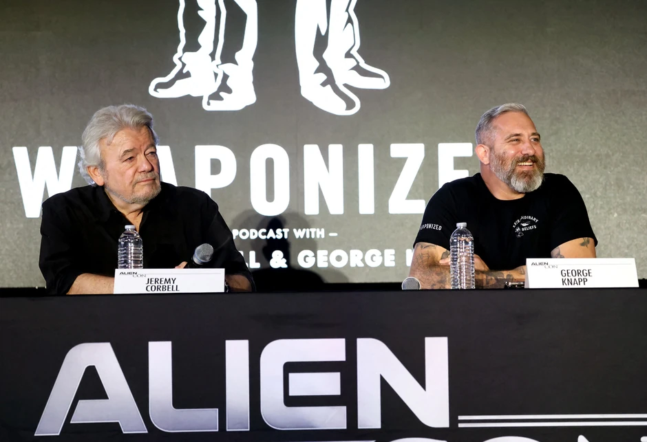 Džordž Nap i Džeremi Korbel na panelu u Pasadeni u martu