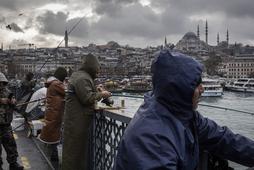 Most Galata w Stambule jest oblegany przez wędkarzy, którzy w ten sposób nie tylko zarabiają, walcząc z inflacją, ale także zdobywają pożywienie, grudzień 2021 r.