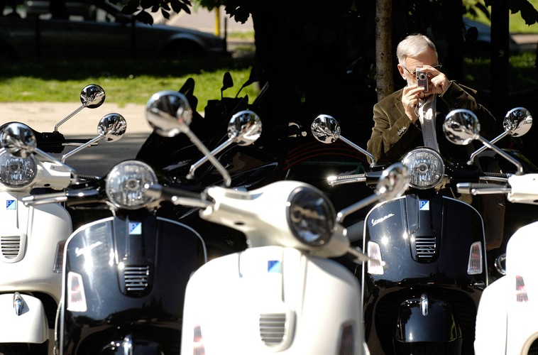 Vespa. Ten legendarny skuter został stworzony 76 lat temu. W tak długim okresie czasu powstawało i upadało wiele firm, które próbowały odnaleźć się na tym rynku. Włoska marka przetrwała jednak próbę czasu. To niewielkie urządzenie pomogło milionom ludzi po II wojnie światowej osiągnąć mobilność i wciąż cieszy się niesłabnącym zainteresowaniem na świecie. Popularność Vespy wykracza jednak poza li tylko funkcjonalność tego pojazdu. Podobnie jak inne marki z tej listy, również Vespa skupia wokół siebie grono „fanatycznych” użytkowników, którzy zrzeszają się licznych grupach posiadaczy skuterów. Na zdjęciu: Skutery Vespa GTS300. Mediolan, Włochy. 6.05.2008.