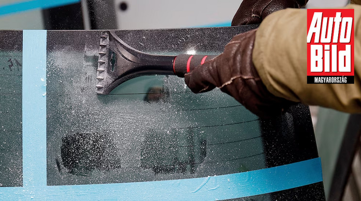 Így használja a jégkaparót, hogy ne karcolja össze a szélvédőjét / Fotó: Auto Bild