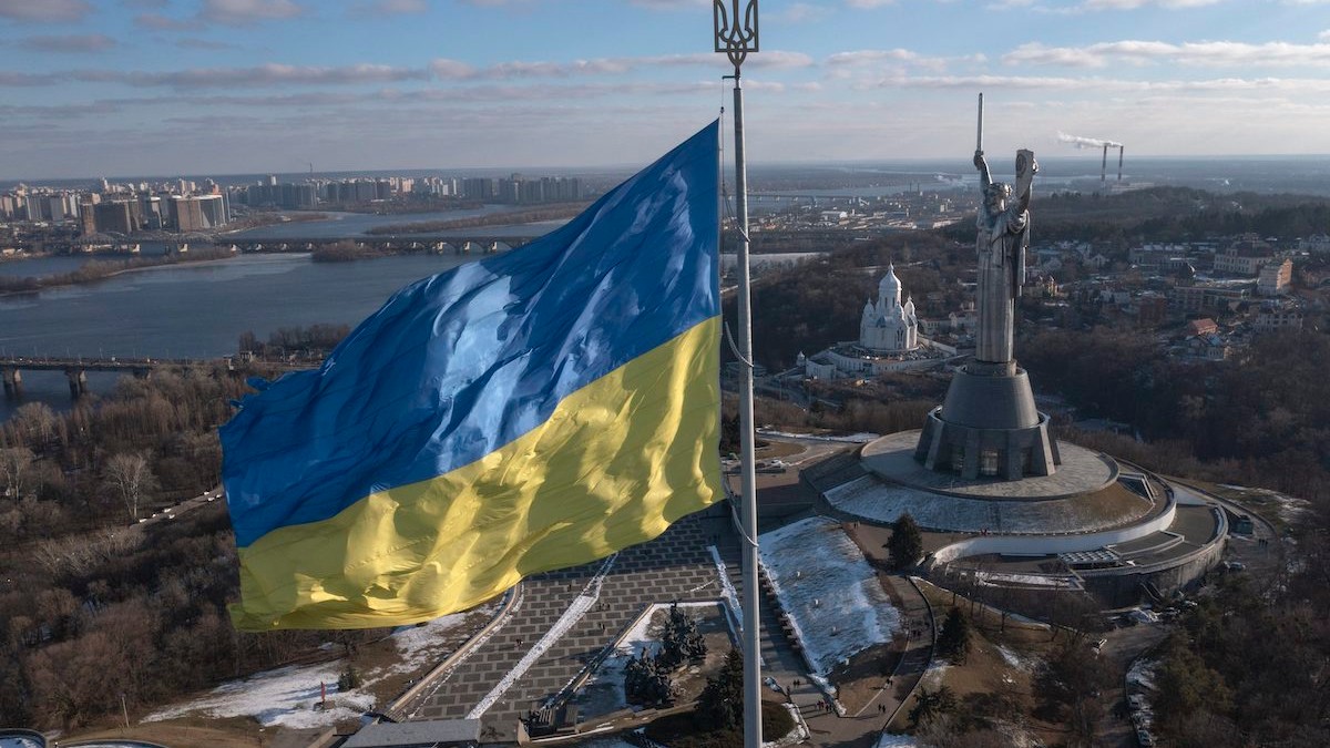 Ukrajinská vlajka veje nad metropolou Kyjev