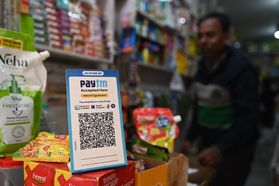 Paytm, pośredniczący w płatnościach mobilnych, wchodzi na giełdę. Charakterystyczne granatowo-niebieskie logo pośrednika w płatnościach mobilnych z kodem QR jest wszędzie w Indiach