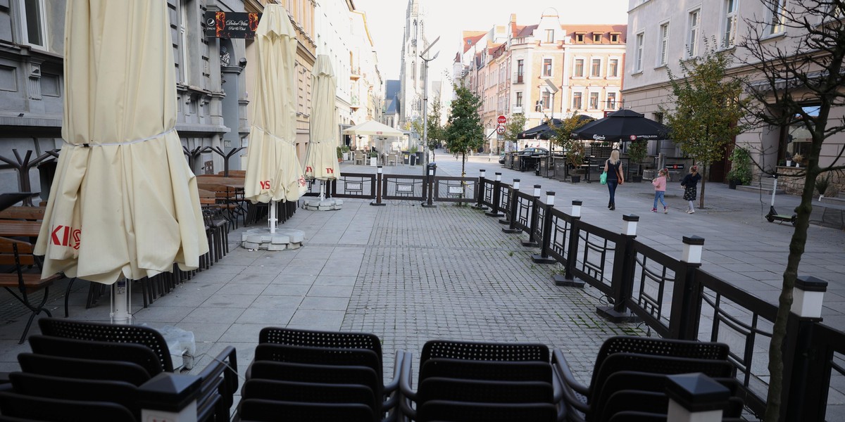 Zamkniete puby , restauracje i podobne lokale na ulicy Mariackiej w centrum miasta .