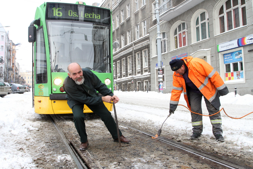 POZNAŃ ZIMA ODMRAŻANIE ZWROTNICY TRAMWAJOWEJ