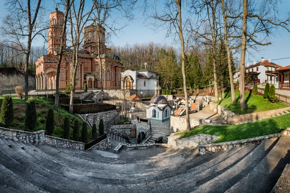 Kako je devojčica Milojka (13), po zavetu Bogorodice, postala most između neba i zemlje: Predanje o nastanku manastira Đunisu koji vernici masovno obilaze baš na današnji dan