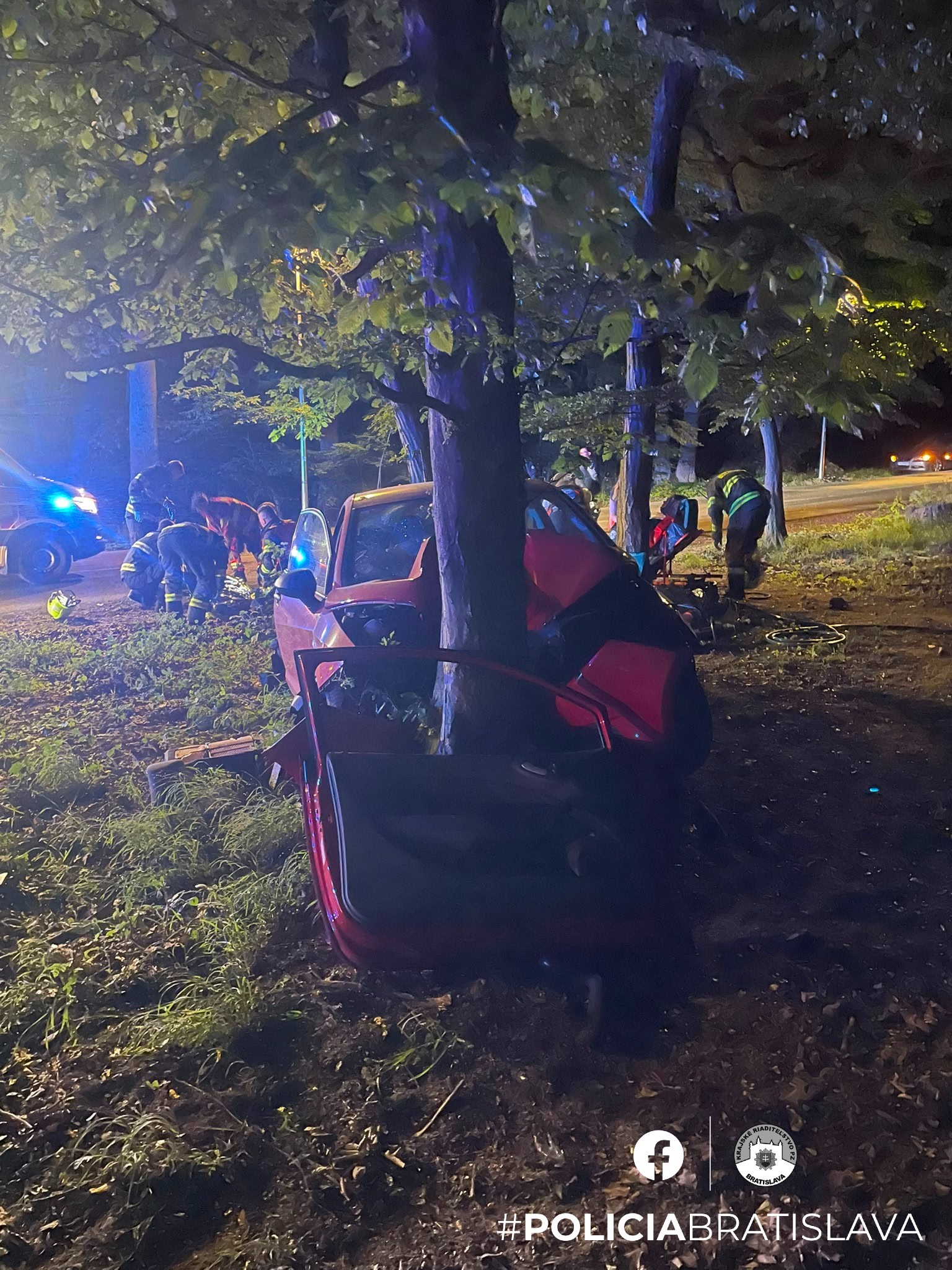 Polícia vyšetruje nočnú nehodu na Ceste na Kamzík, zranili sa piati ľudia.