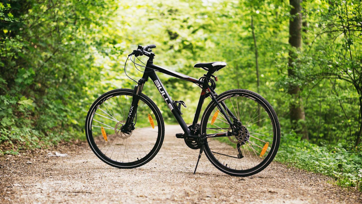 Chcesz pokonywać więcej kilometrów, odczuwając mniej zmęczenia? Szukasz ekologicznego środka transportu? Postaw na rower elektryczny. Dostępne są modele różnego rodzaju – od MTB po miejskie. Sprawdź ofertę i wybierz jeden z polecanych rowerów.