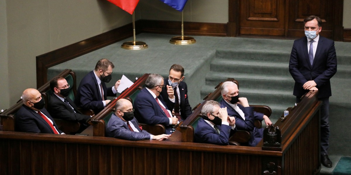 Rząd proponuje m.in. wprowadzenie dodatkowego dnia wolnego od pracy dla osób, które oddały krew lub osocze - pisze "Rz".