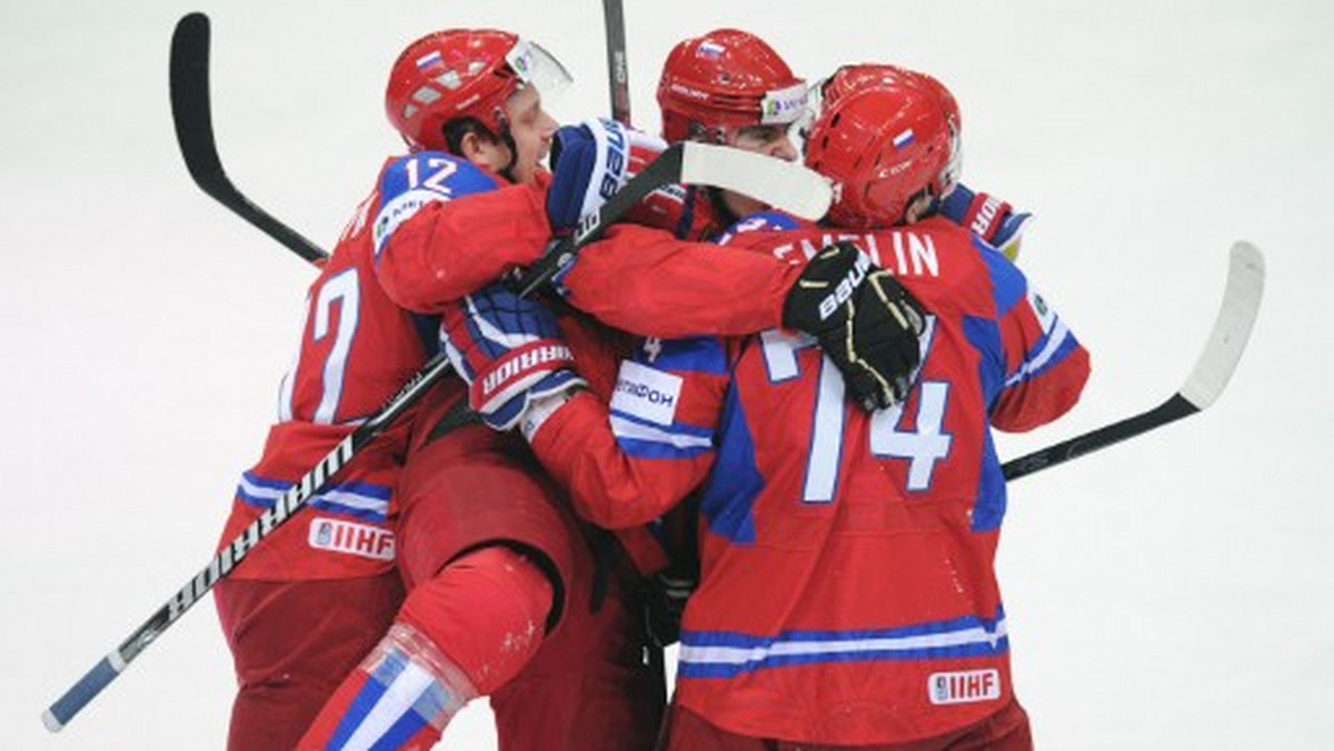 Rosja zagra w wielkim finale mistrzostw świata rozgrywanych w Finlandii i Szwecji. W półfinale Sborna pokonała wysoko obrońców mistrzowskiego tytułu Finlandię 6:2 (2:1, 2:0, 2:1). Hat trickiem popisał się Jewgienij Małkin.
