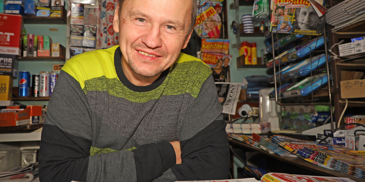 Łódź. Pan Janusz od 25 lat prowadzi kiosk. Kiedyś takie punkty jak jego były niemal na każdej ulicy. 