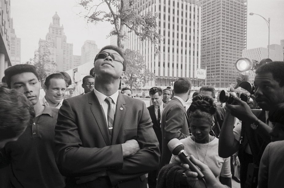 Muhammad Ali po wyjściu z sądu federalnego, który odrzucił jego starania, aby uniknąć powołania do armii. Zdjęcie wykonano 27 kwietnia 1967 r.