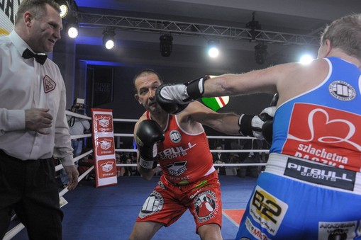 Pomysłodawca i założyciel Stowarzyszenia Wiosna, ks. Jacek Stryczek (L) podczas walki z zapaśnikiem Andrzejem Supronem (P) w Legia Fight Club w Warszawie. Ksiądz Jacek Stryczek i Andrzej Supron zmierzyli się w ringu w ramach charytatywnej Gali Biznes Boxing Polska. Dochód z imprezy zostanie przekazany na rzecz Szlachetnej Paczki. 