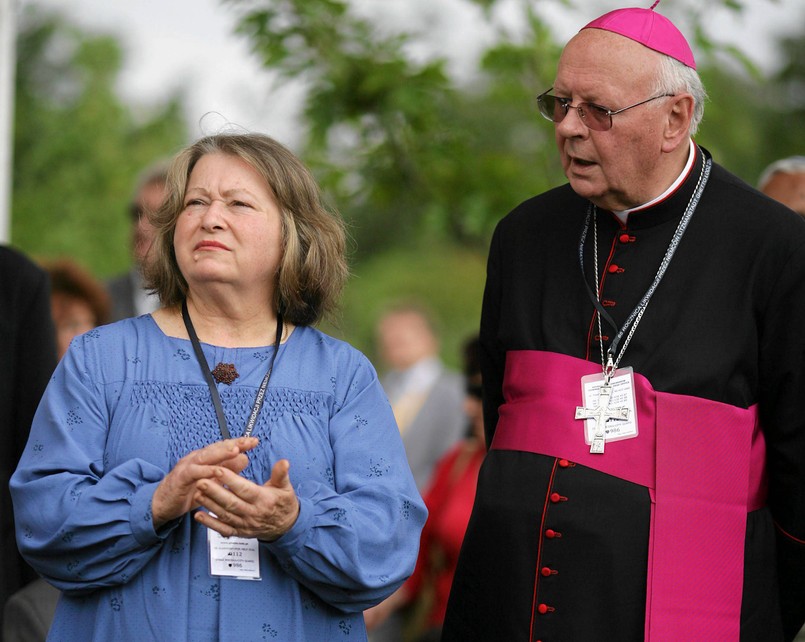 Janina Goss i arcybiskup Władysław Ziółek podczas odsłonięcia w Łodzi pomnika poświęconego Polakom ratującym Żydów