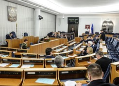 'Kasta w kaście'. 'Do służby cywilnej przyjdą jak do tramwaju?' Senacka debata nad ustawą