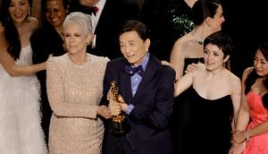 Les acteurs de Everything Everywhere All at Once célèbrent leur victoire aux Oscars. Variety/Getty Images