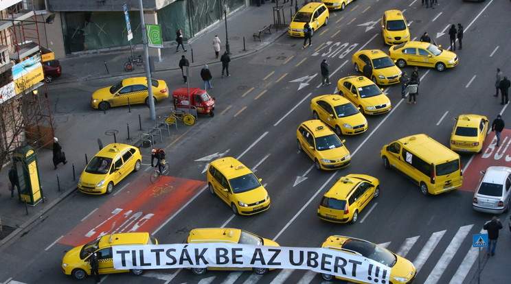A taxisok hónapok óta tüntetnek az Uber ellen, azt akarják elérni, hogy a kormány tiltsa be /Fotó: Isza Ferenc