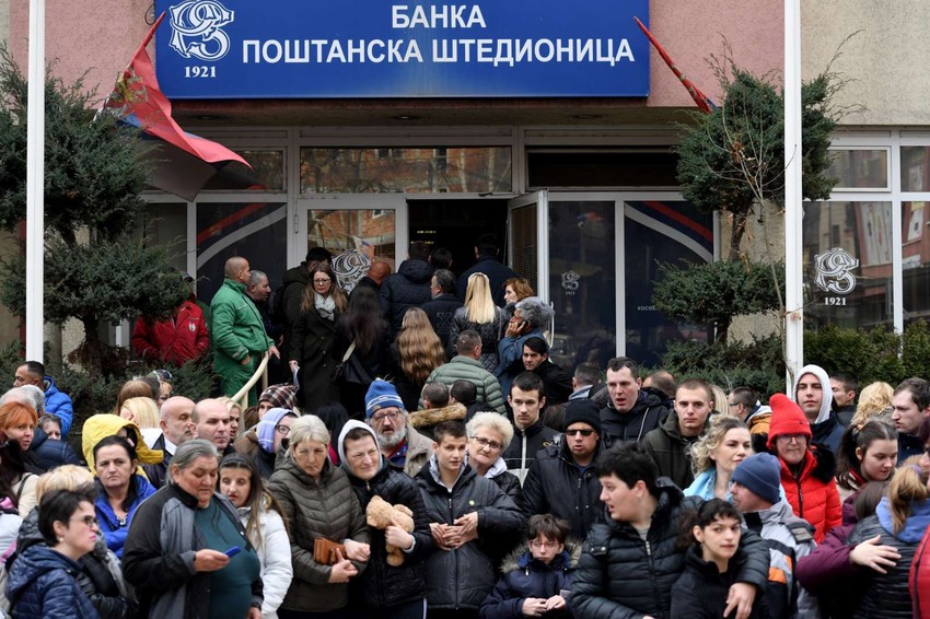 Ukidanje dinara stvorilo je redove Srba ispred banaka na KiM