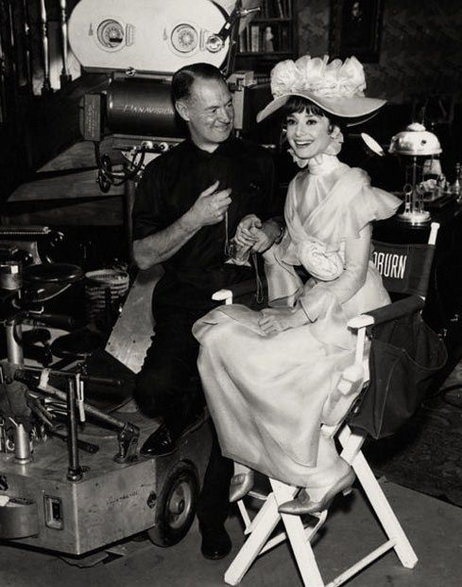 Audrey Hepburn na planie „My Fair Lady” (domena publiczna)