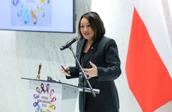 Posłowie PiS ukarani. W tle dantejskie sceny pod Sejmem