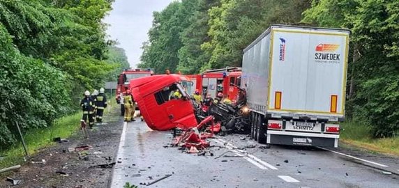 Zderzenie dwóch ciężarówek na DK22