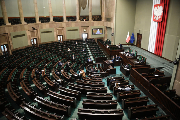 Posłowie na sali obrad Sejmu