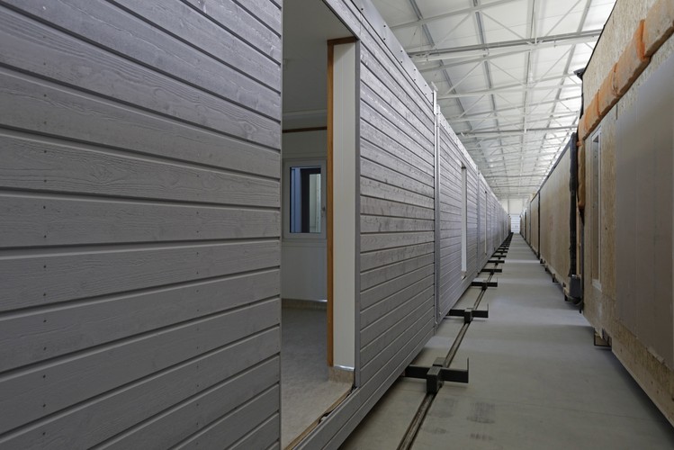 Domy Unihouse są bardzo atrakcyjne architektonicznie, a parametry budynków bardzo dobre. Dodatkową zaletą jest krótki czas budowy modułowych konstrukcji, które w większości powstają w bielskiej fabryce, a następnie transportowane są na miejsce montażu. 
<br><br>
fot. (nlat) PAP/Artur Reszko