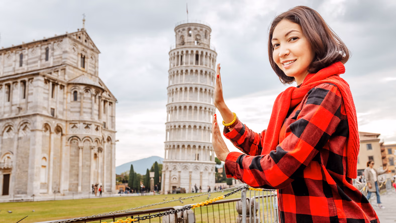 leaning tower of pisa poses carrying with hands