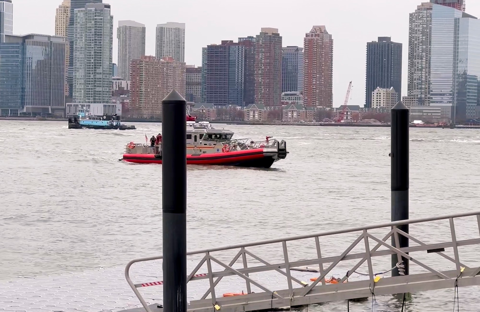 Záchranná akcia v New Yorku: Do rieky Hudson sa zrútila helikoptéra. 