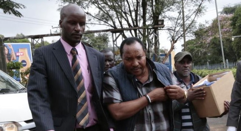 File image of Ferdinand Waititu with detectves  during his recent arrest over corruption