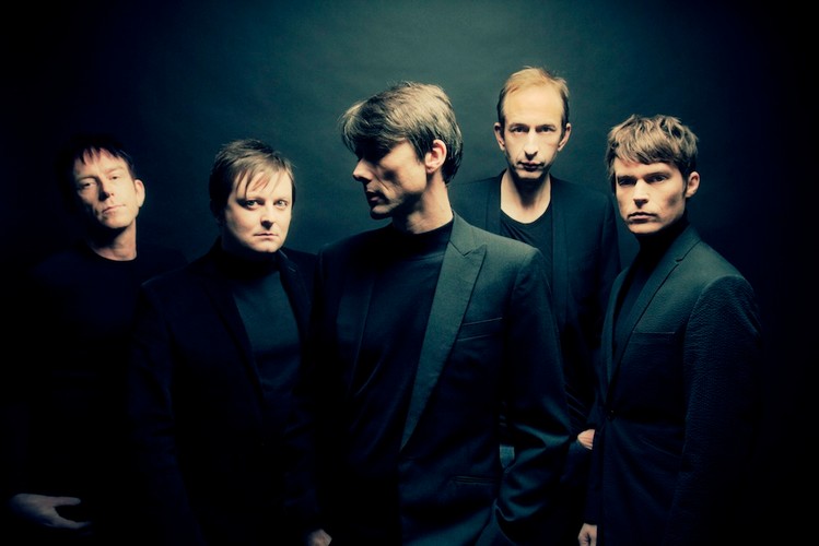 Suede na zdjęciach do 'Bloodsports'