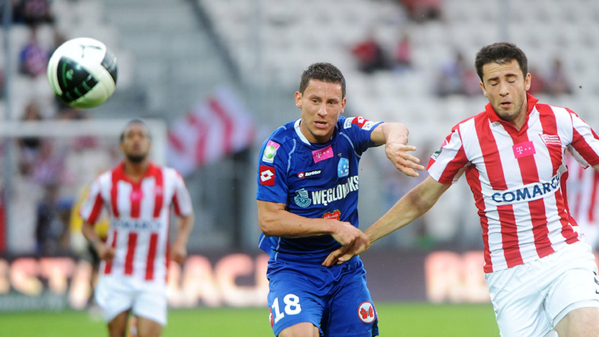 Ruch Chorzów nie ma ogromnego budżetu, pięknego stadionu i piłkarzy z pierwszych stron gazet. Ma jednak zespół złożony z ludzi z charakterem, którzy dzięki ambitnej i walecznej postawie oraz dobrej pracy trenera od kilku dni mogą cieszyć się z wicemistrzostwa Polski. Pytanie tylko czy rywale, już podczas najbliższego okna transferowego, nie rozbroją tej tak dobrze funkcjonującej maszynki?