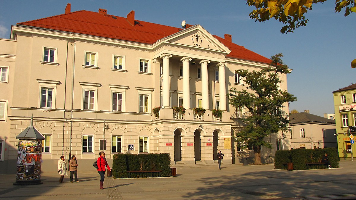 Budowa spalarni dla zwierząt w Kielcach znowu stanęła pod znakiem zapytania. O tej inwestycji na dzisiejszej sesji mieli dyskutować miejscy radni, ale na wniosek wiceprezydenta Andrzeja Syguta zdjęto ten punkt z porządku obrad. Wszystko przez protesty osób, które nie chcą by spalarnia powstała w ich okolicy.