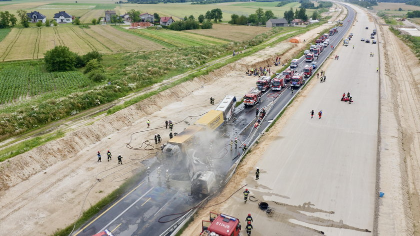 Zderzenie autokaru i dwóch ciężarówek