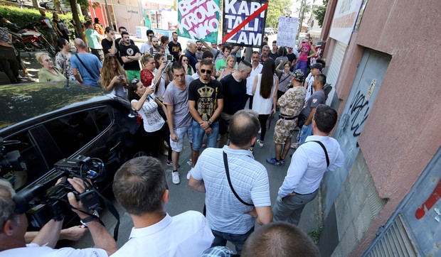 Veliki broj ljudi okupio se da spreči ulaz izvršitelja u Tatjanin stan