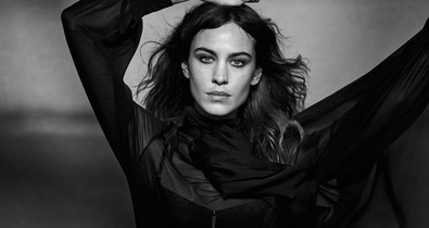 Alexa Chung elbűvölően gyönyörű a Douglas új kampányában